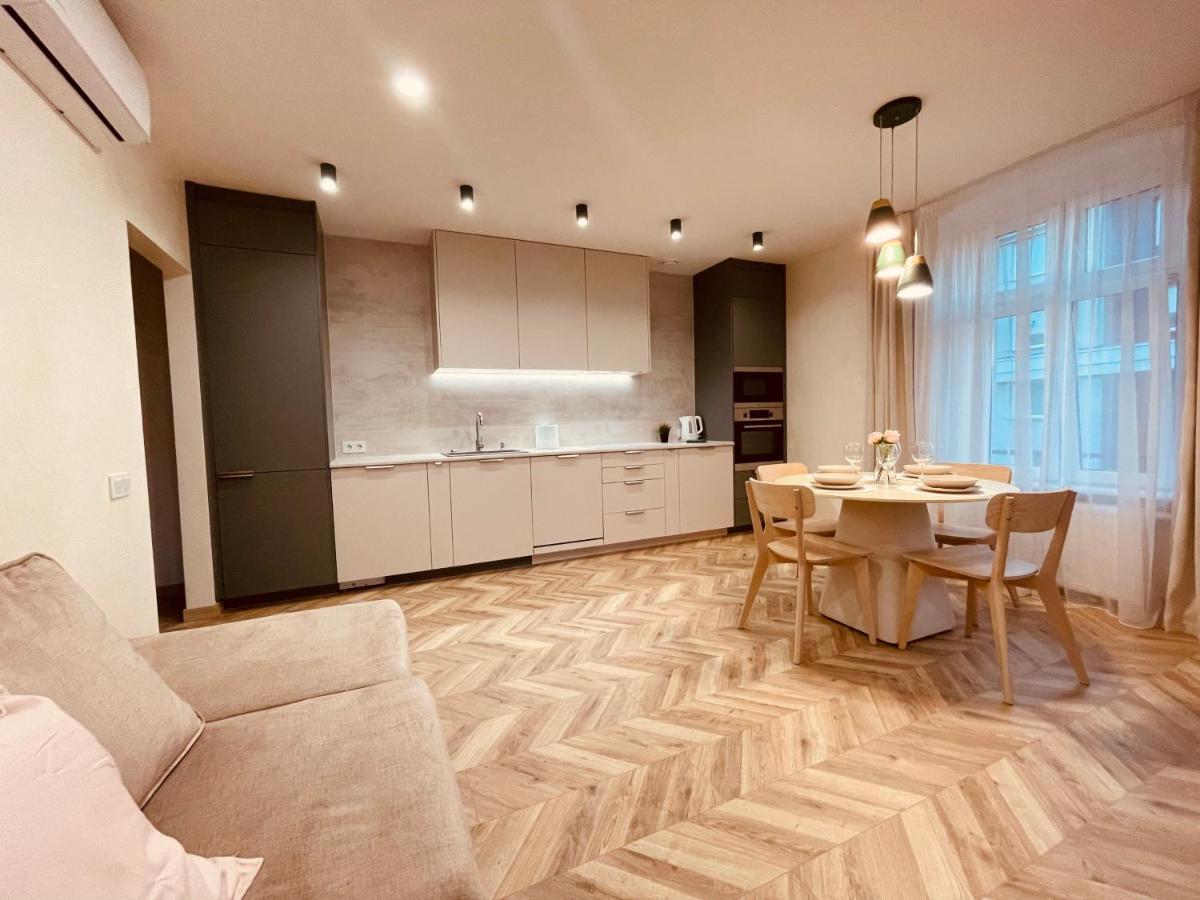Kobiela Apartments Family Delux Ktw City Center كاتوفيتسه المظهر الخارجي الصورة